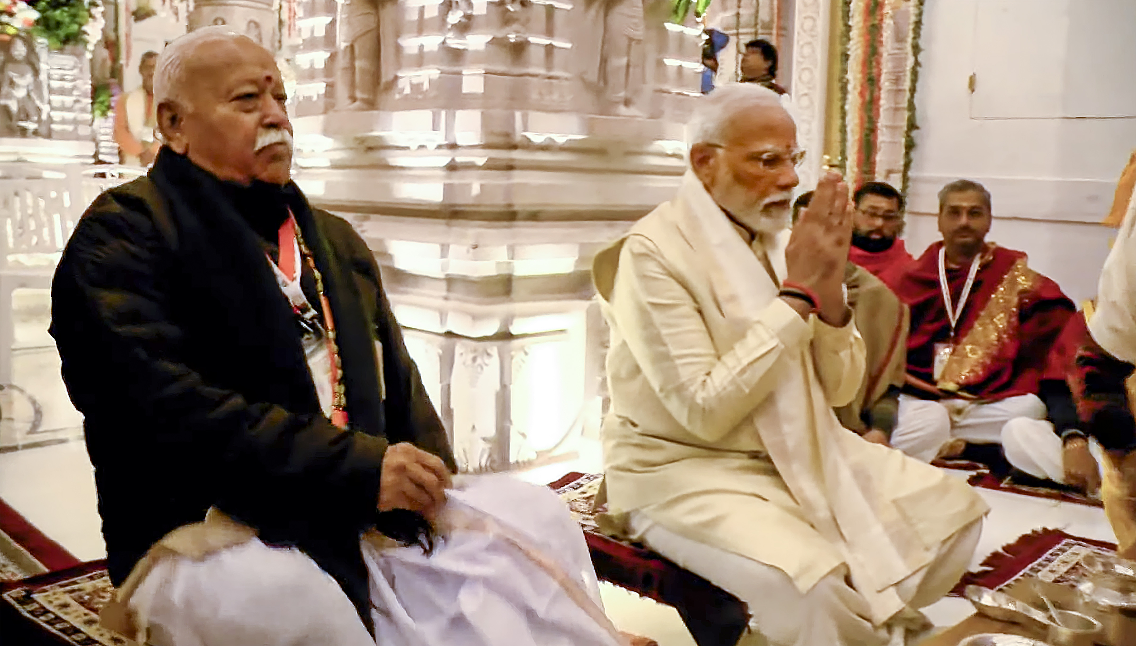 https://salarnews.in/public/uploads/images/newsimages/maannewsimage22012024_131806_modi mohan bhagwat.jpg